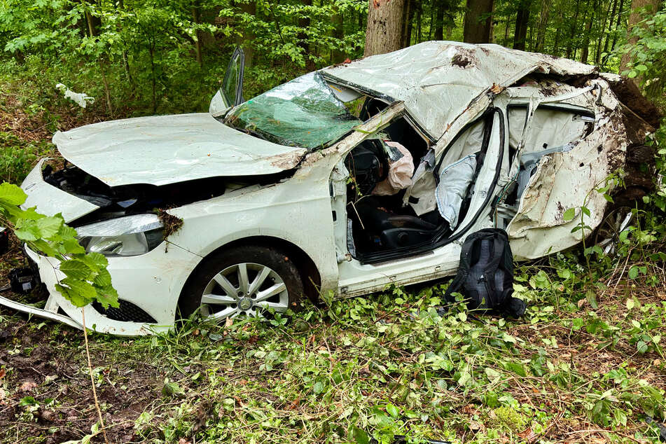 Mercedes kommt von Straße ab und rauscht 15 Meter durch Büsche: Fahrer (†24) stirbt noch vor Ort