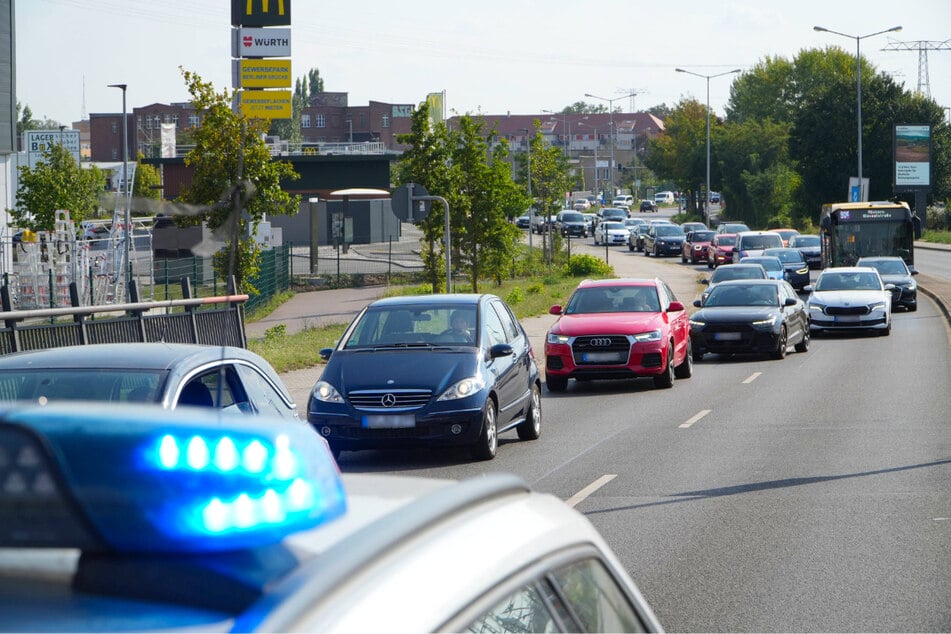 Währenddessen war die linke Fahrspur gesperrt und es staute sich auf der B2.