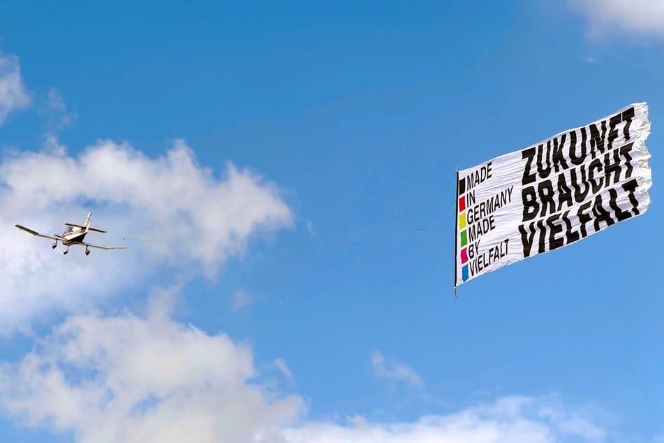 Vor den nächsten Landtagswahlen machen Bannerflüge über Berlin und in Mecklenburg-Vorpommern auf die Kampagne aufmerksam.