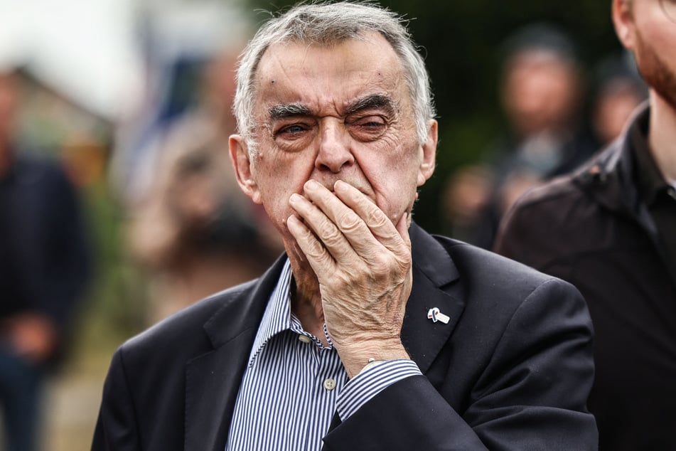 NRW-Innenminister Herbert Reul (73, CDU) sagte seinen eigenen Urlaub ab, um den Einsatzkräften zu zeigen: "Ich stärke euch den Rücken!"