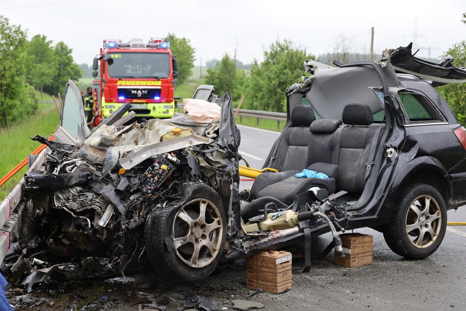 Der Fahrer des Opels verstarb noch an der Unfallstelle.