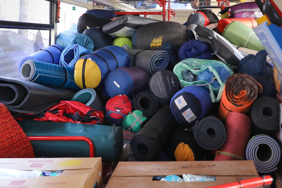 Auch Schlafsäcke und Isomatten wollen die Dresdner Helfer zu den Flüchtlingen im Krisengebiet transportieren.