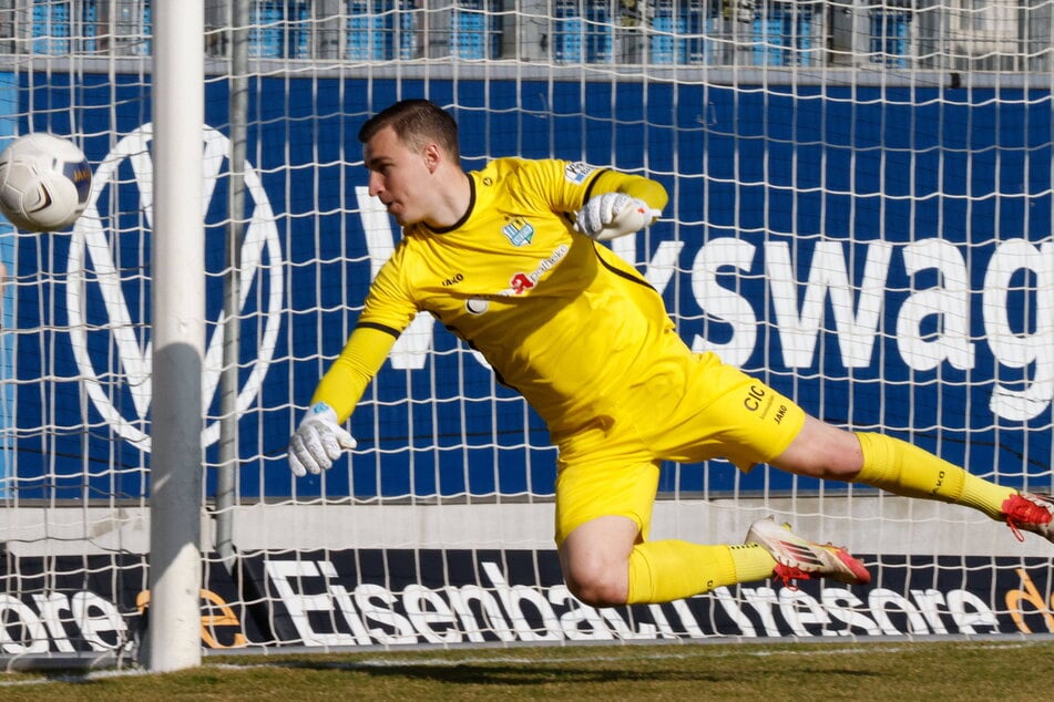 Der überragende Chemnitzer im Spiel gegen den BFC: Daniel Adamczyk (22) parierte nicht nur überragend, er bereitete als Keeper auch beide CFC-Tore vor.