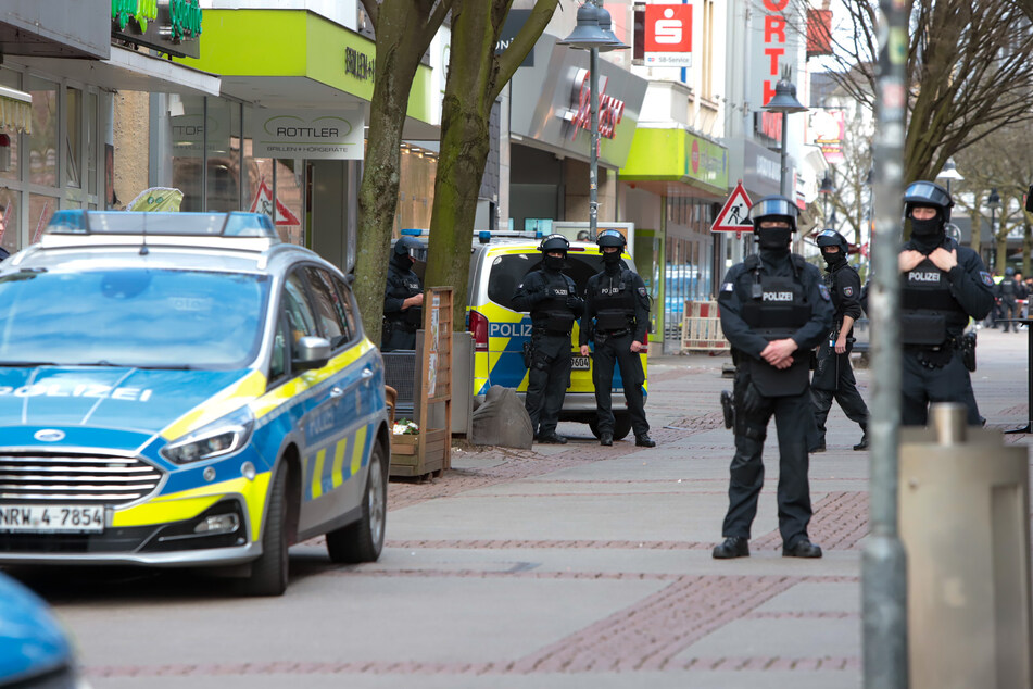 Mit einer Bombendrohung hat ein 40-jähriger Mann Polizei und Bevölkerung in Bochum am Dienstag stundenlang in Atem gehalten.