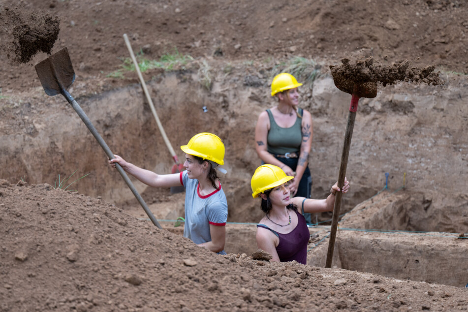Studierende bei Grabungsarbeiten auf dem Gelände der mittelalterlichen Altenburg. Auf dem Areal wurde nun eine 1100 Jahre alte Mörtelmauer entdeckt.