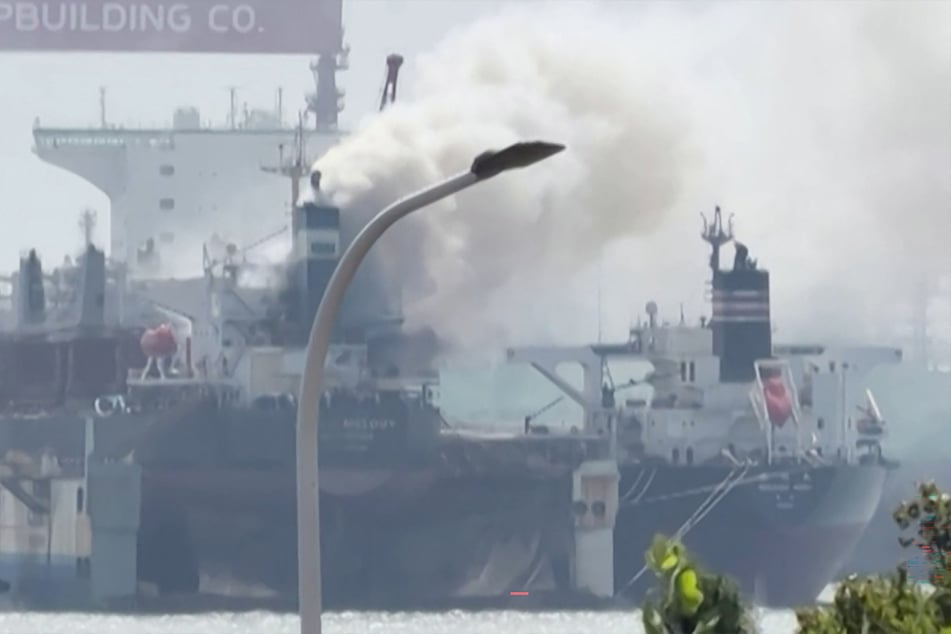 Frachtschiff geht in Flammen auf: 25 Menschen sterben