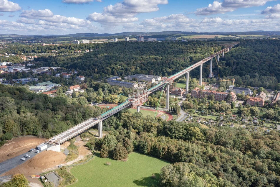 Blick auf die Baustelle der Gottleubatalbrücke bei Pirna. Beim großen Gerüst wird aktuell die letzte Voute angebracht.