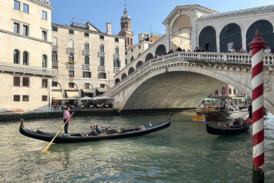 Die italienische Stadt Venedig ist vor allem für ihre vielen Kanäle, Gondeln und Brücken bekannt.