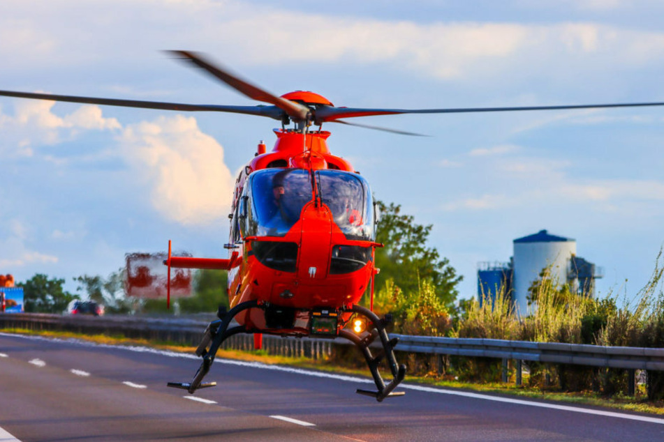 Ein Rettungshubschrauber mit einem Notarzt an Bord landete mitten auf der A10.