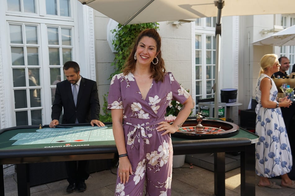 Madita van Hülsen (44) am Mittwoch auf der Terrasse des Casinos: "Ich bin gar nicht so der Spiele-Nerd, aber ich finde es immer witzig, wenn ich gewinne und sich die anderen ärgern."