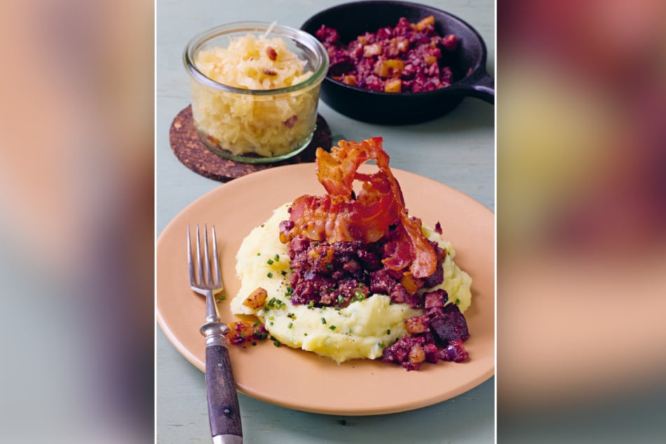 Typisch sächsisch: Das Rezept für die "Weltbeste Tote Oma" mit Schlachtekraut und Kartoffelpüree gibt's im neuen Kochbuch.