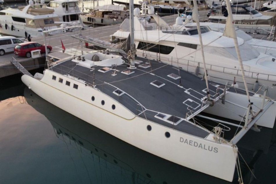 Mit dem Motorkatamaran "Daedalus" wurde nach dem untergegangenen Schiff gesucht.