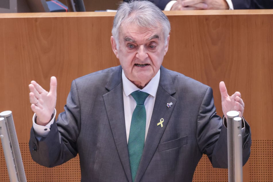 NRW-Innenminister Herbert Reul (73, CDU) plädiert bei der Drohnenabwehr für mehr Befugnisse der Bundespolizei.