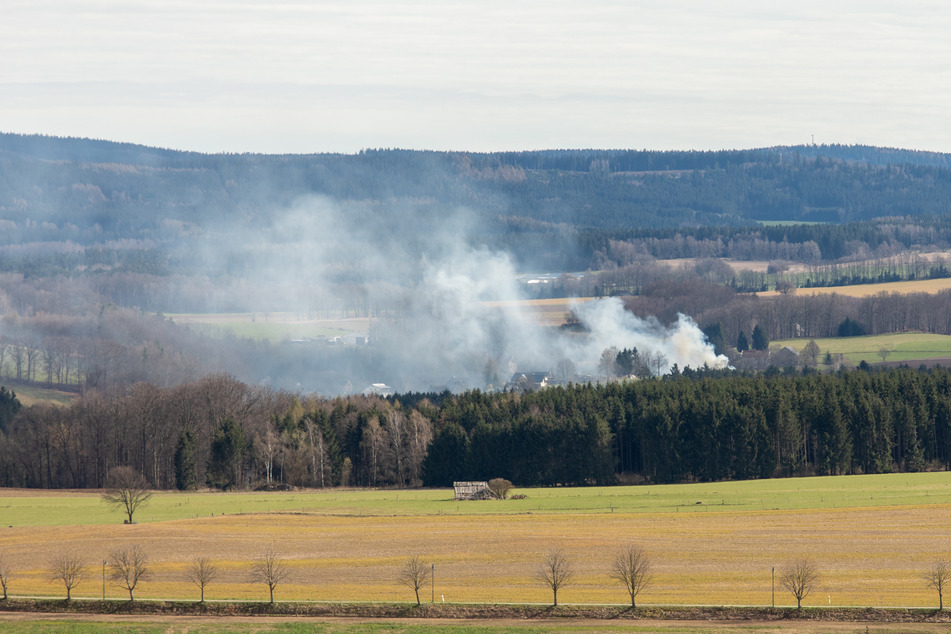Über Kirchberg (Landkreis Zwickau) war am heutigen Freitag eine große Rauchwolke zu sehen.