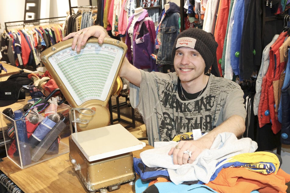 Storemanager Leo Engellandt (20) freut sich auf umweltbewusste Kunden mit Spaß an Vintage-Mode.