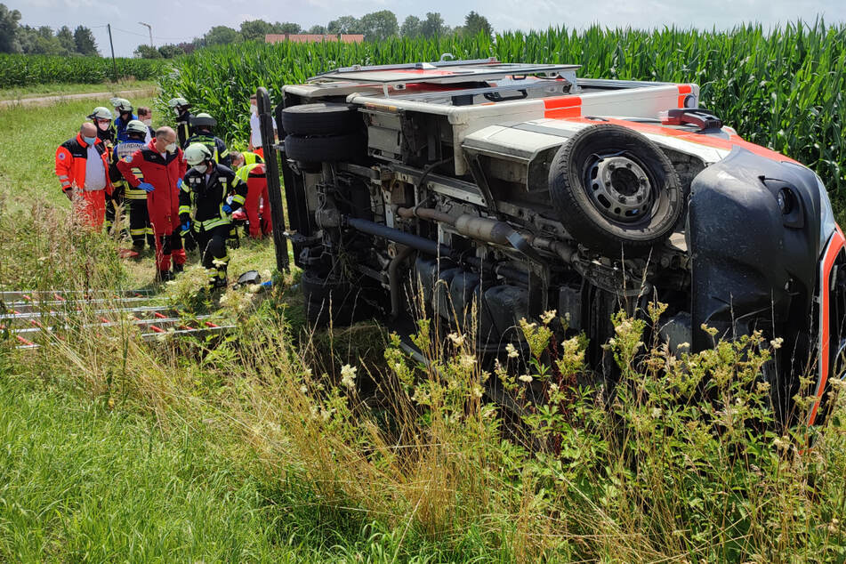 Der Rettungswagen kippte um und landete im Straßengraben.