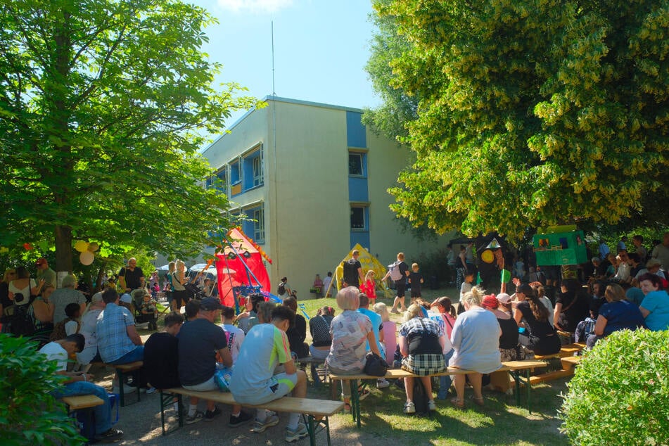 Heute gibt es einen großen grünen Garten, in dem die Kinder sich nicht nur austoben können. Hier finden auch Sommerfeste wie im Juni und andere tolle Events für sie statt.
