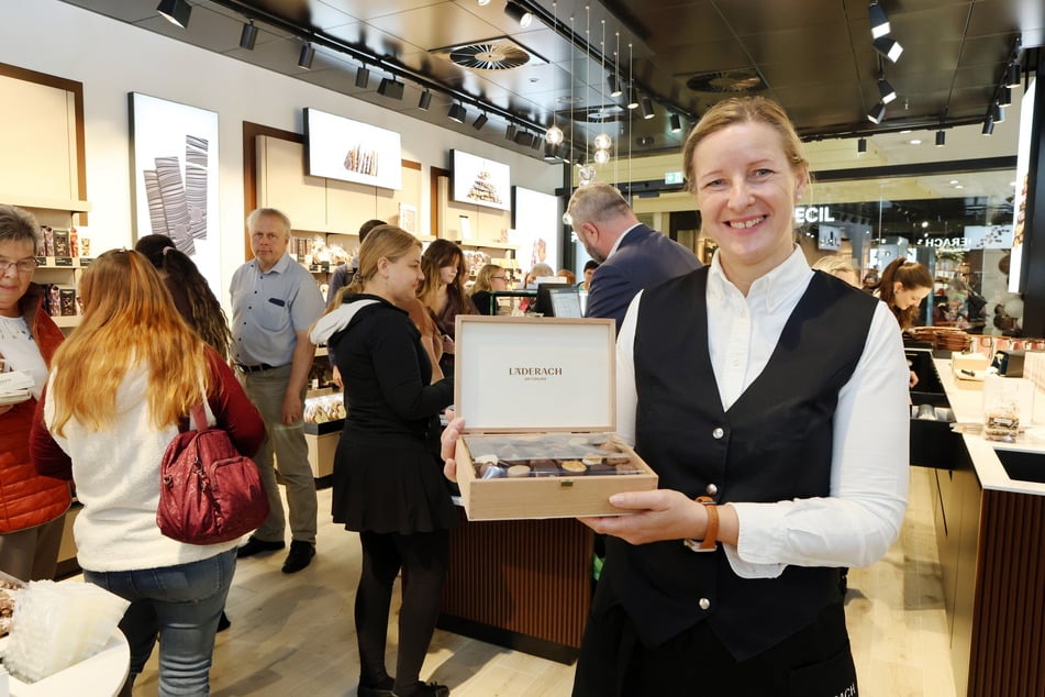 Filialleiterin Nicole Stolze freut sich, dass die Pralinen bei der Eröffnung so gut ankamen.