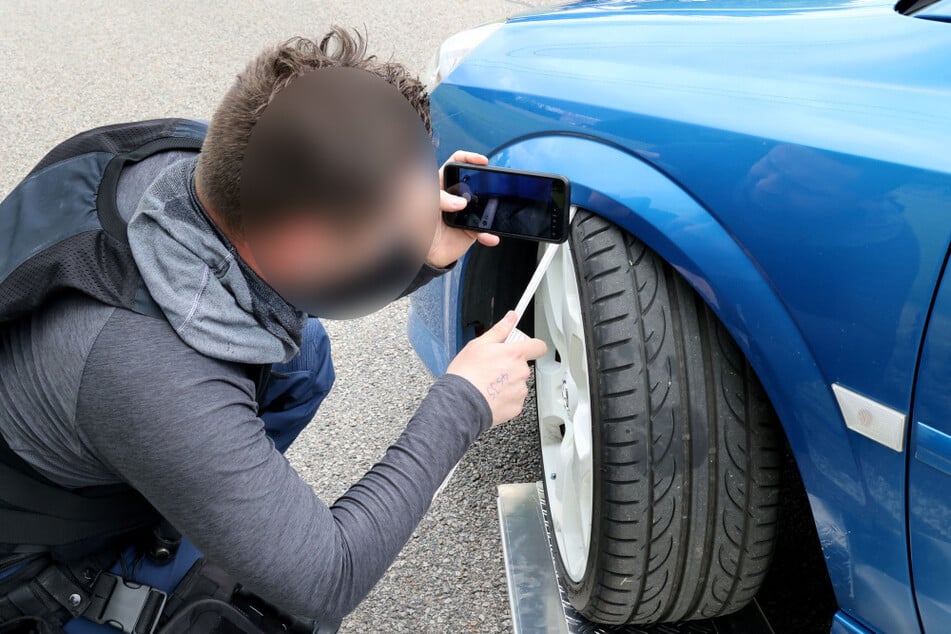 Zu tief oder noch zulässig? Die Polizei zog am Sonntag getunte Autos in Chemnitz aus dem Verkehr.