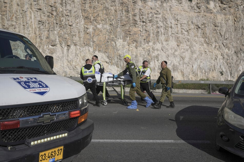 Bei einem Terroranschlag bewaffneter Palästinenser auf einer Autobahn nahe Jerusalem wurden mehrere Menschen schwer verletzt und einer getötet.