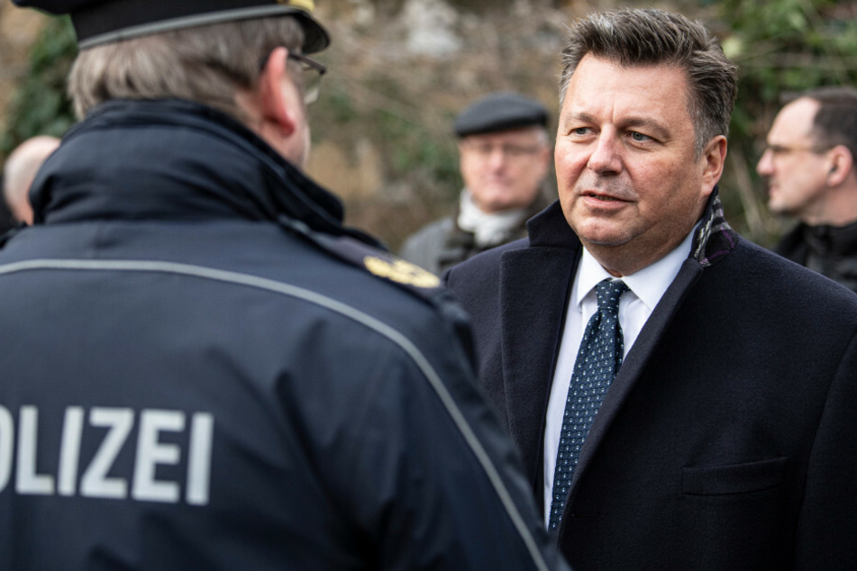 Berlins Innensenator Andreas Geisel (54, SPD) im Gespräch mit einem Polizisten. Nach dem erfolglosen Demo-Verbot fordert die AfD nun den Rücktritt von Geisel.