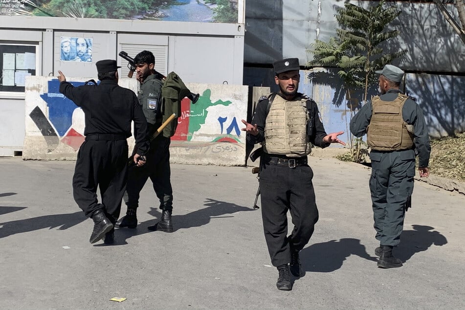 Die afghanische Polizei sichert Ort eines Anschlags. Offenbar sind alle Angreifer bei den Gefechten ums Leben gekommen.