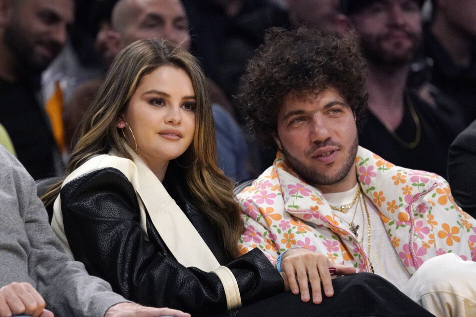 Selena Gomez (31) und Benny Blanco (36) als Zuschauer beim Basketball-Spiel der Los Angeles Lakers gegen Miami Heat.