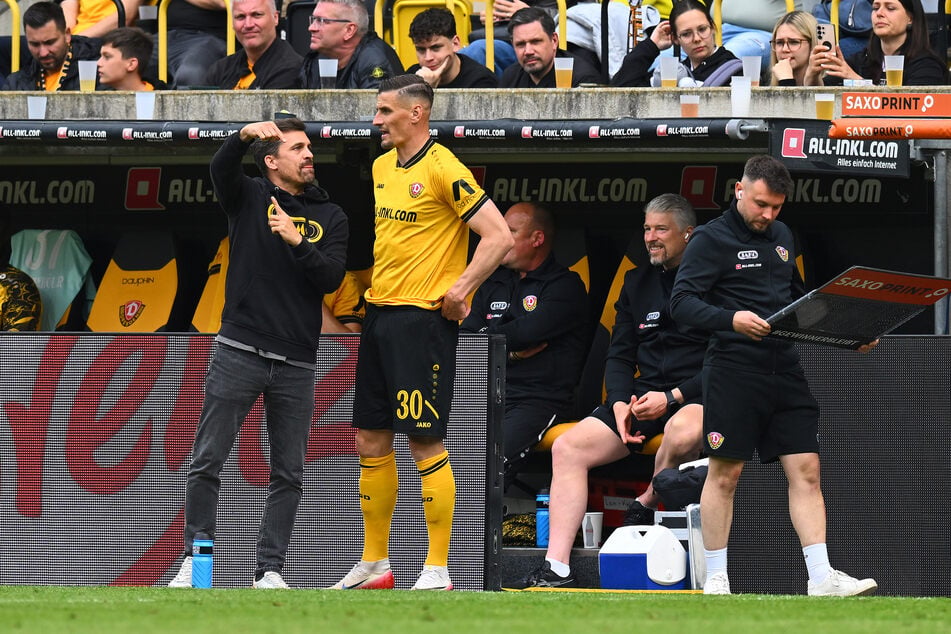 Dynamo-Trainer Thomas Stamm (43, l.) am Sonntag beim Spiel gegen Kiel. Er gab Stefan Kutschke (37) letzte Anweisungen.