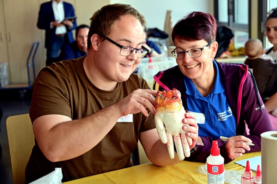 Kursstunde im Familienbunde: Rettungsassistent Philipp Müller (30) und seine Mutter Conny Müller (55) von der Bildungsstätte für Medizinal- und Sozialberufe haben mit nur 2 Euro Materialeinsatz eine amputierte Hand erschaffen.