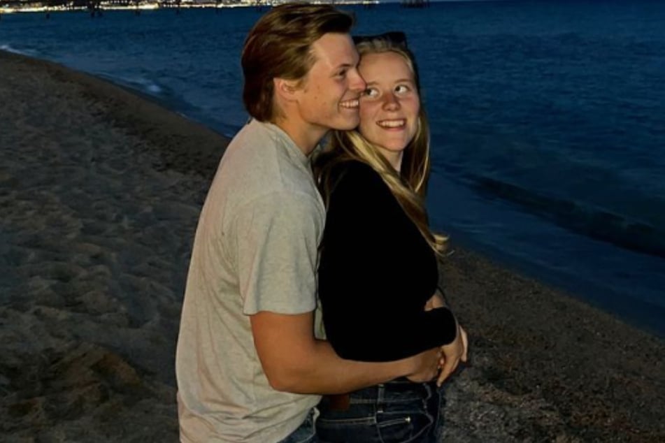 Auf Instagram zeigt sich Gabriel Kelly (22) mit seiner Freundin Leoni.