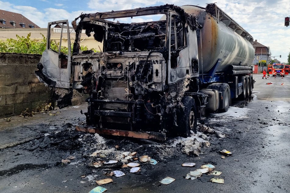 Frankfurt: Vor Feuerwache: Fahrerkabine von Sattelzug brennt plötzlich lichterloh