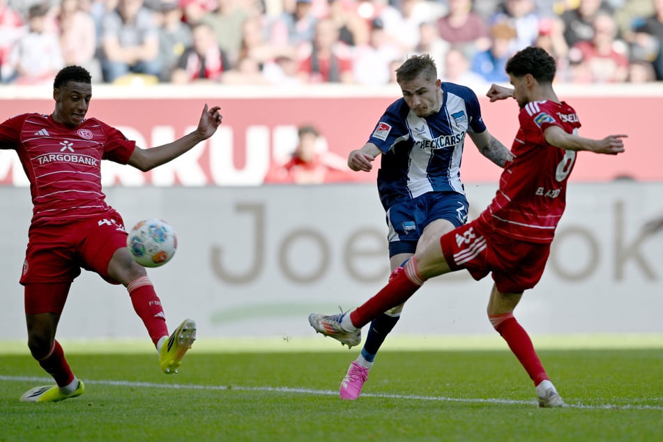 Rein damit: Marten Winkler (23, 2.v.r.) knallt die Kugel absolut sehenswert ins Tor.