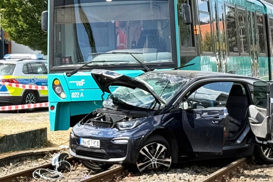 Zwei Menschen sind bei dem Zusammenstoß am Freitagmittag verletzt worden.