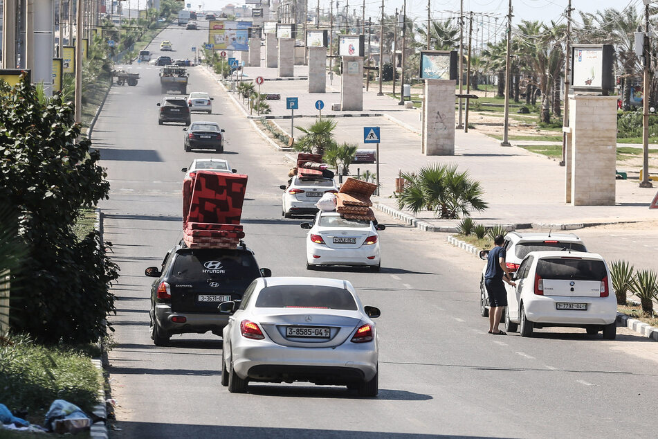 Palästinenser fliehen nach israelischen Luftangriffen in andere Gebiete des Gazastreifens.