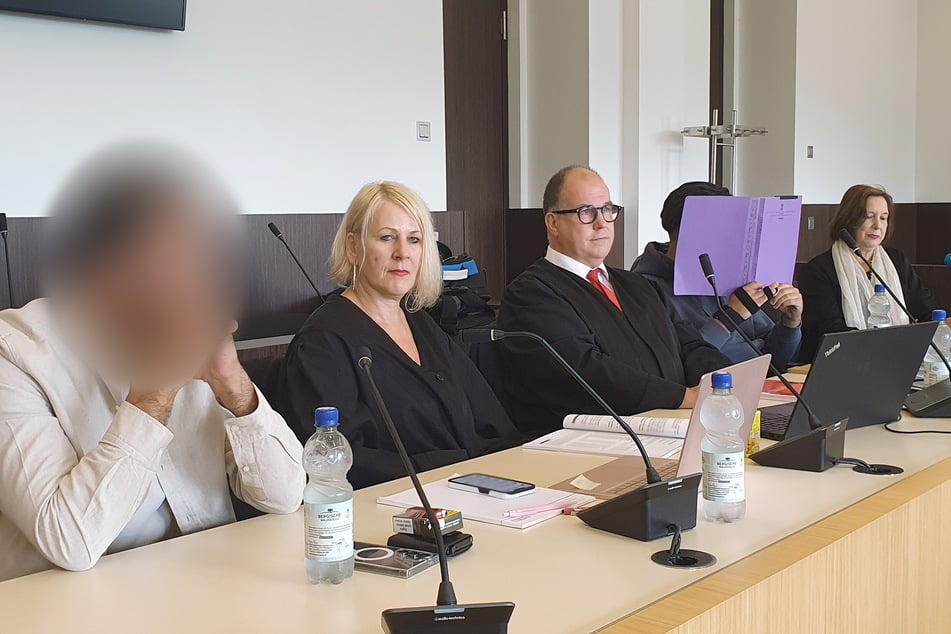 Im Prozess vor dem Landgericht Düsseldorf legten die angeklagten Autovermieter (l. und 2.v.r) Geständnisse ab.