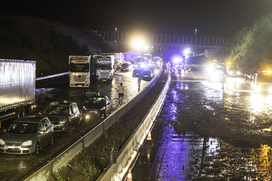 Die A8 ist zwischen den Anschlussstellen Karlsbad und Pforzheim-West aufgrund von Starkregen in beide Richtungen voll gesperrt worden.