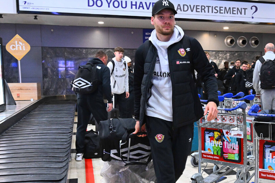 Konwój Dynamo przybył na lotnisko w Antalyi.  Kevin Eilers (21 l.) bierze swój bagaż.