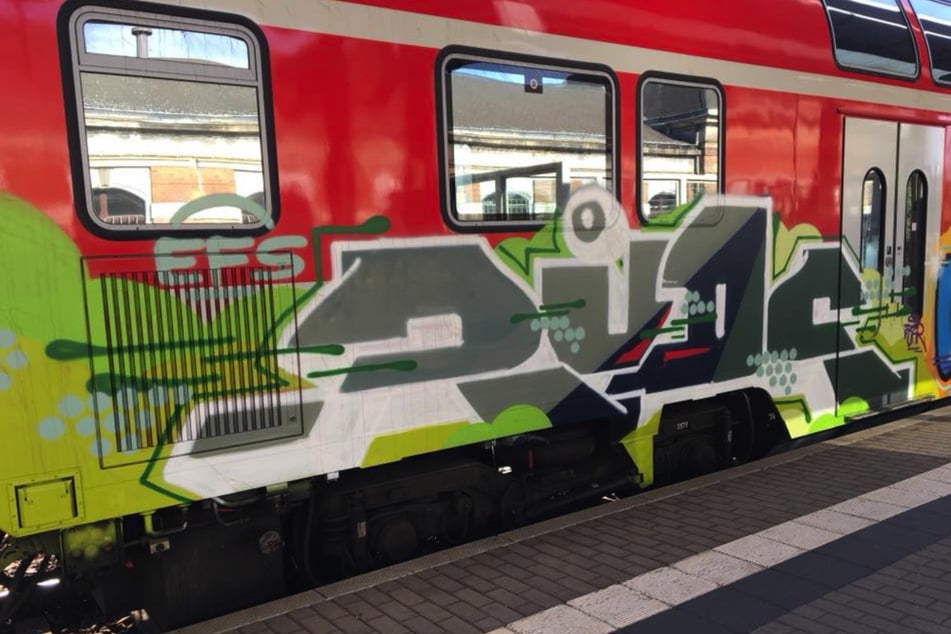 Die "Rüde"-Schriftzüge waren im Großraum Dresden oft auf Zügen zu finden.