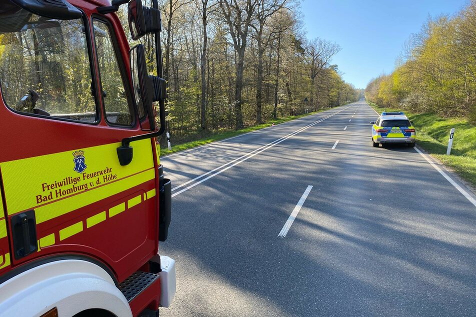 Feuerwehr und Polizei sicherten den Unfallort auf der B456 ab, konnten das Leben des VW-Fahrers aber nicht mehr retten.