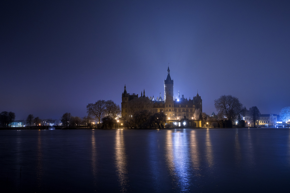 Das Schweriner Schloss ist Schweriner See zu sehen. (Symbolbild)