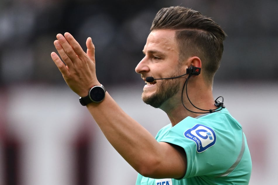 Schiedsrichter Daniel Schlager leitet am Sonntagnachmittag die Partie des HSV beim 1. FC Köln.