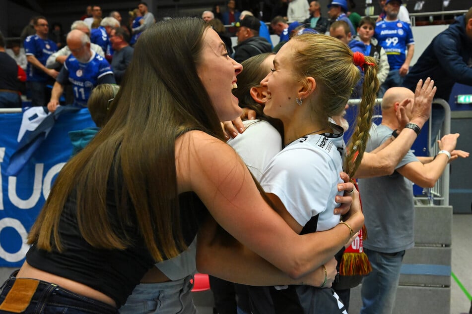 Am Samstag bejubelte Sarah Straube (23, l.) als Zuschauerin den Finaleinzug des DSC, unter anderem mit Libera Patricia Nestler (24, r.).