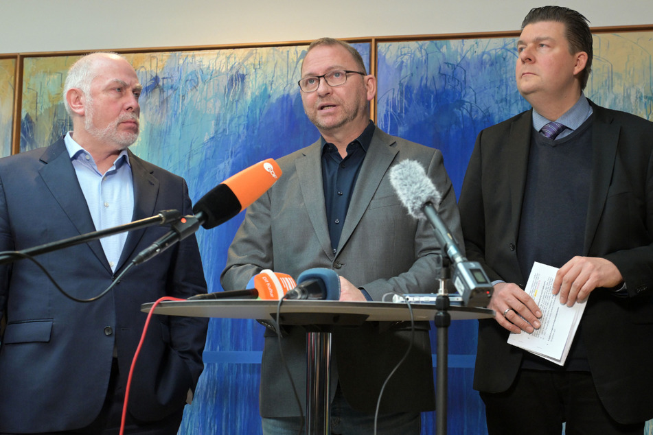 Ulrich Silberbach (v.l.n.r.), Frank Wernicke und Andreas Dressel präsentieren das Ergebnis der Verhandlungen.