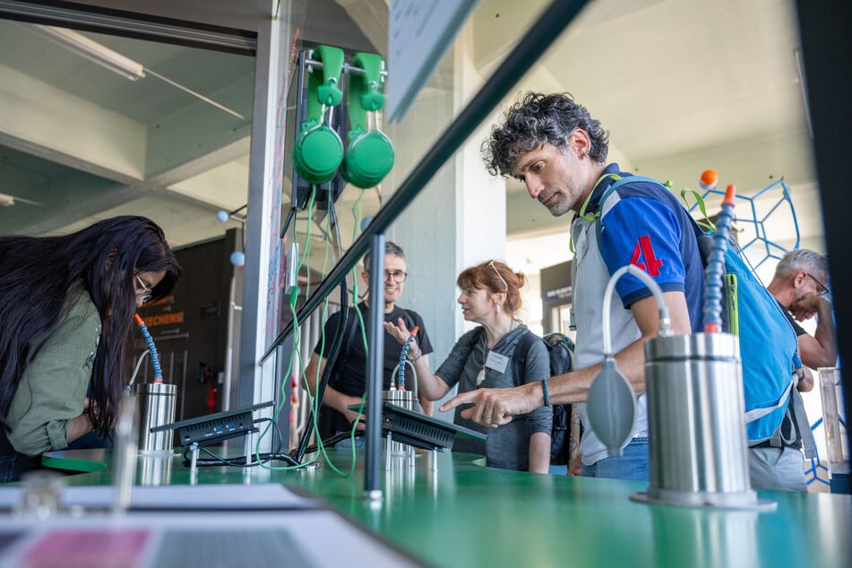 Besucher können an verschiedenen Stationen selbst herumprobieren.