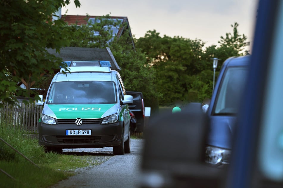 Bei einem Verkauf über Kleinanzeige ist ein Mann in seiner Wohnung von einem angeblichen Käufer schwer verletzt worden.