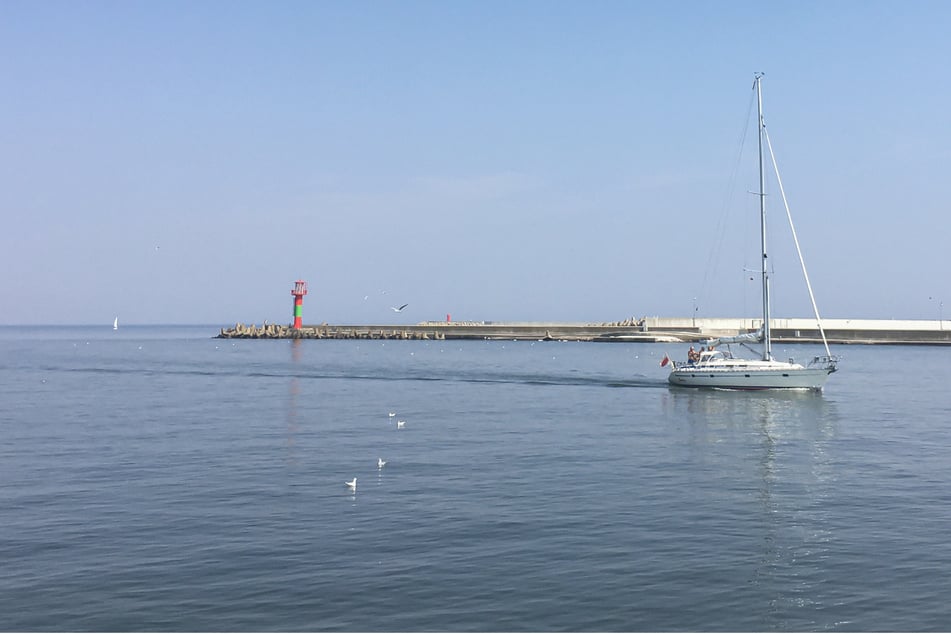 Ein Segelboot fährt von der Ostsee in die Mündung des Flusses Swine.