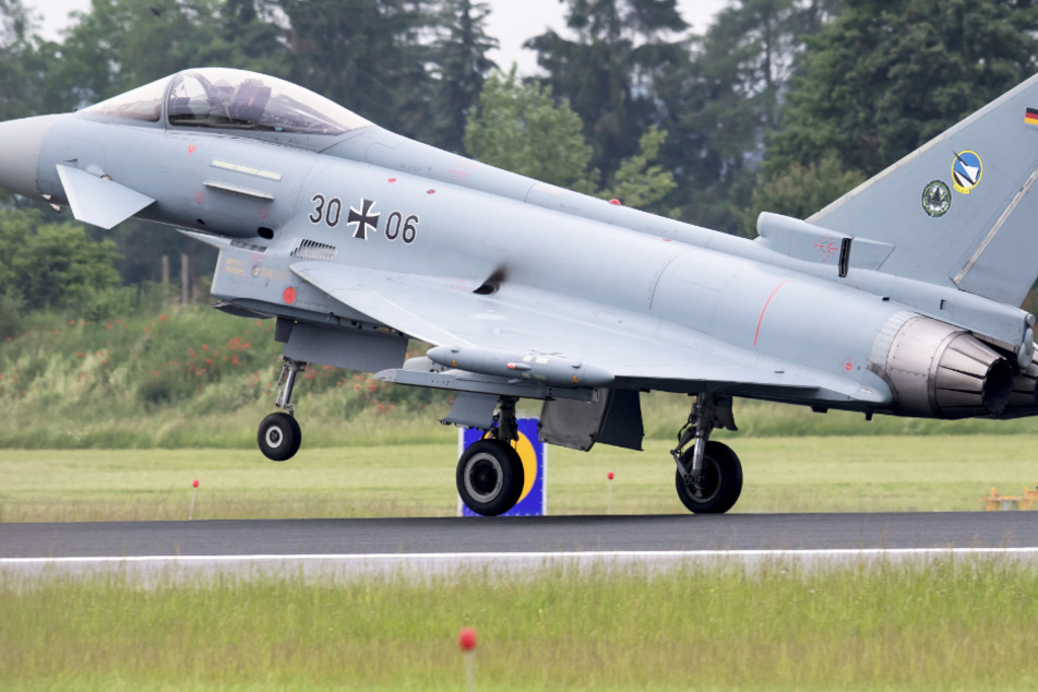 Die Bundeswehr will in Bayern einen Eurofighter per Tieflader zum Fliegerhorst Kaufbeuren bringen. (Symbolbild)
