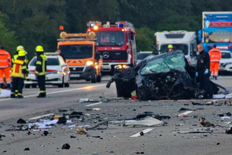 Bei dem Unfall am frühen Sonntagmorgen auf der A5 bei Friedberg kamen vier Menschen ums Leben.