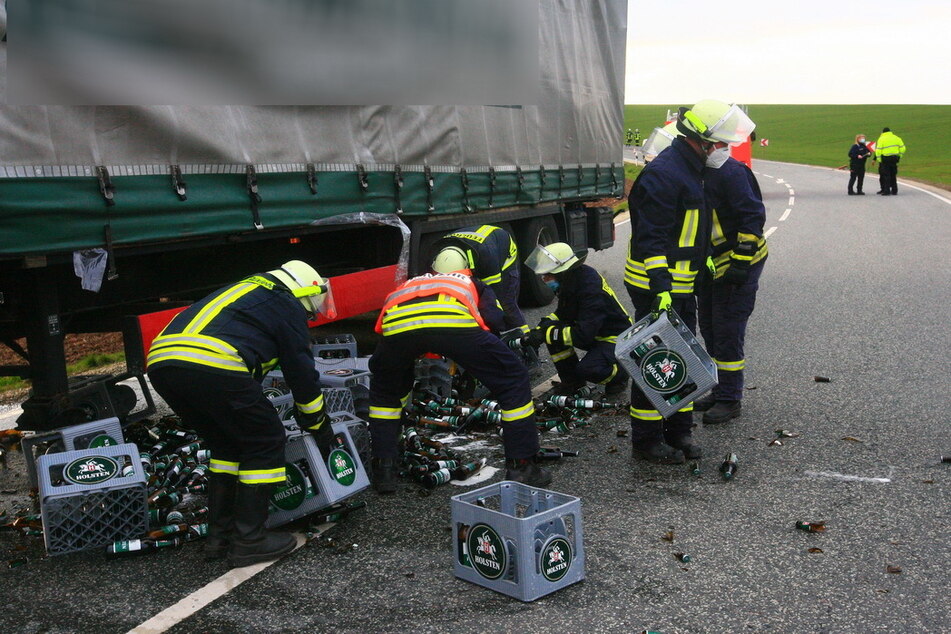 Ein ungewöhnlicher Einsatz für die Einsatzkräfte der Feuerwehr: nach einem Lkw-Crash mussten sie etwa 60 Bierkästen mit teils zerbrochenen Flaschen von der Straße beseitigen.