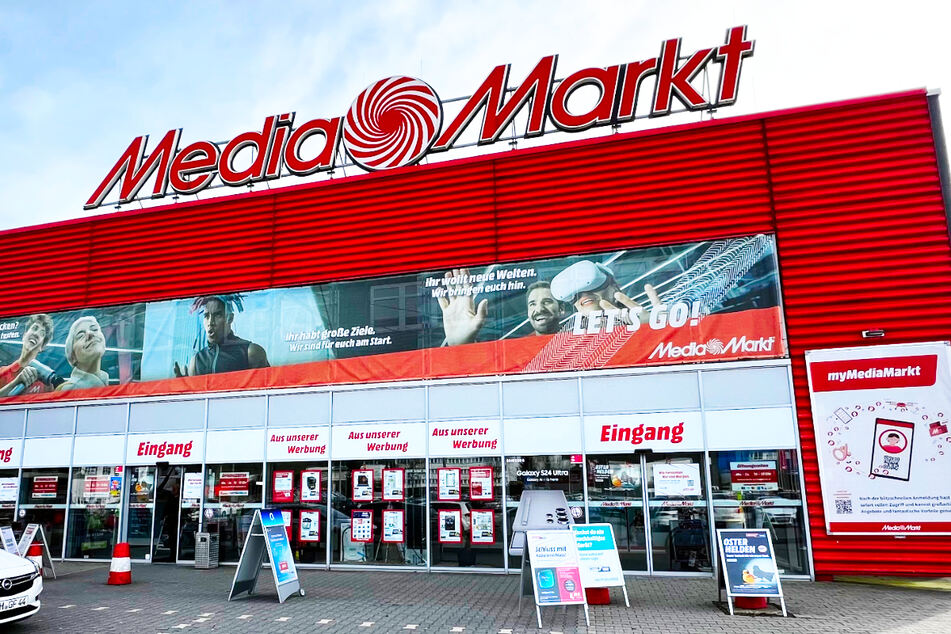 Vor dem MediaMarkt Zella-Mehlis (Industriestraße 4) rollt Dienstag (30.4.) der MediaMarkt-LKW vor.